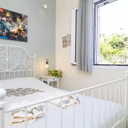 Vakantiehuis Flowers In The - Elegant In